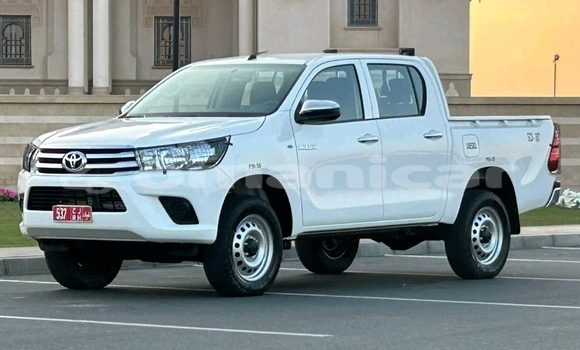 Buy Used Toyota Hilux White Car in Muscat in Masqat