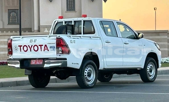 Buy Used Toyota Hilux White Car in Muscat in Masqat Buy Used Toyota Hilux White Car in Muscat in Masqat