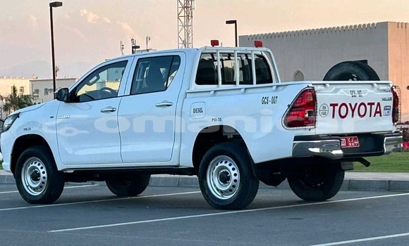 Buy Used Toyota Hilux White Car in Muscat in Masqat Buy Used Toyota Hilux White Car in Muscat in Masqat