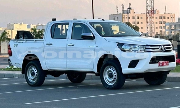 Buy Used Toyota Hilux White Car in Muscat in Masqat Buy Used Toyota Hilux White Car in Muscat in Masqat