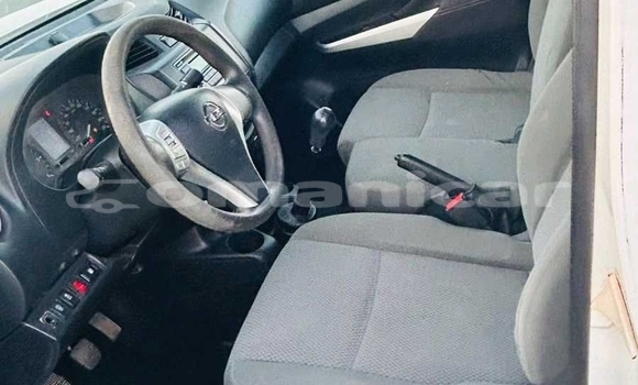 Buy Used Nissan Navara White Car in Muscat in Masqat Buy Used Nissan Navara White Car in Muscat in Masqat