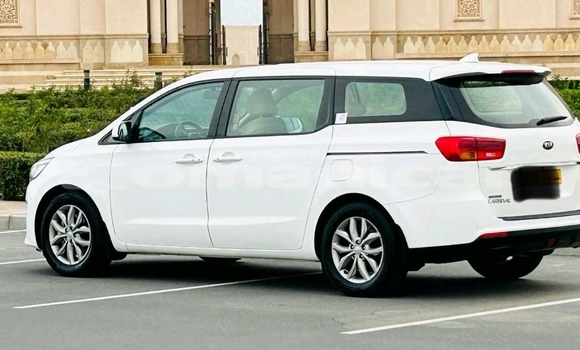 Buy Used Kia Carnival White Car in Muscat in Masqat Buy Used Kia Carnival White Car in Muscat in Masqat