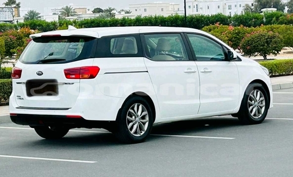 Buy Used Kia Carnival White Car in Muscat in Masqat Buy Used Kia Carnival White Car in Muscat in Masqat