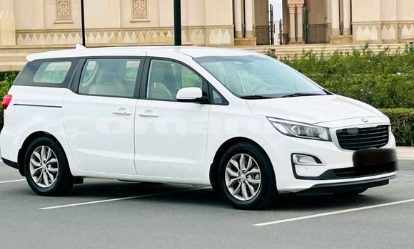 Buy Used Kia Carnival White Car in Muscat in Masqat Buy Used Kia Carnival White Car in Muscat in Masqat