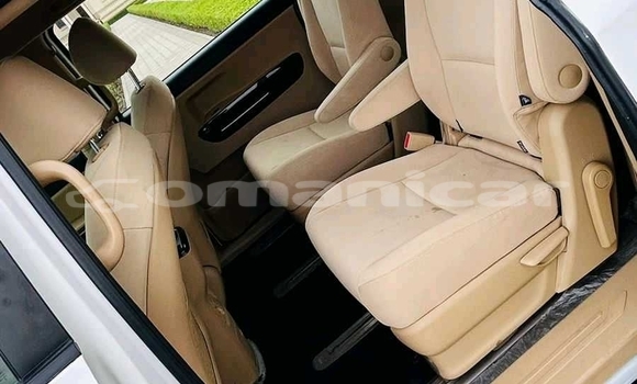 Buy Used Kia Carnival White Car in Muscat in Masqat Buy Used Kia Carnival White Car in Muscat in Masqat