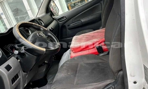 Buy Used Nissan Urvan White Car in Muscat in Masqat Buy Used Nissan Urvan White Car in Muscat in Masqat