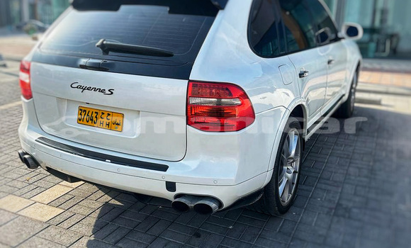Buy Used Porsche Cayenne White Car in Al khuwair in al-Batinah Buy Used Porsche Cayenne White Car in Al khuwair in al-Batinah