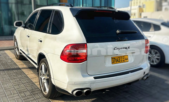 Buy Used Porsche Cayenne White Car in Al khuwair in al-Batinah Buy Used Porsche Cayenne White Car in Al khuwair in al-Batinah
