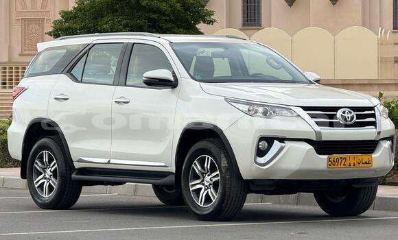 Buy Used Toyota Fortuner White Car in Muscat in Masqat Buy Used Toyota Fortuner White Car in Muscat in Masqat