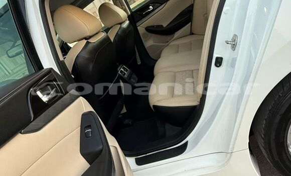 Buy Used Nissan Maxima White Car in Muscat in Masqat Buy Used Nissan Maxima White Car in Muscat in Masqat