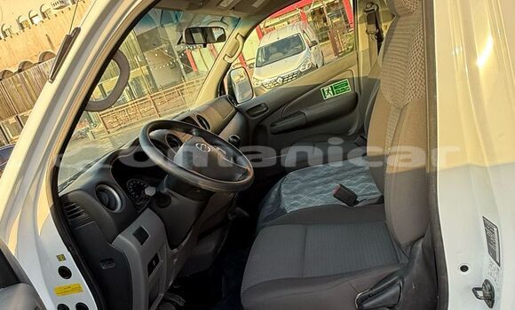 Buy Used Nissan Urvan White Car in Muscat in Masqat Buy Used Nissan Urvan White Car in Muscat in Masqat