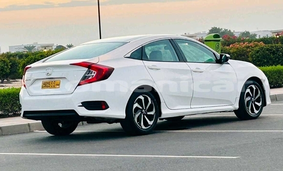Buy Used Honda Civic White Car in Masqat in Masqat Buy Used Honda Civic White Car in Masqat in Masqat