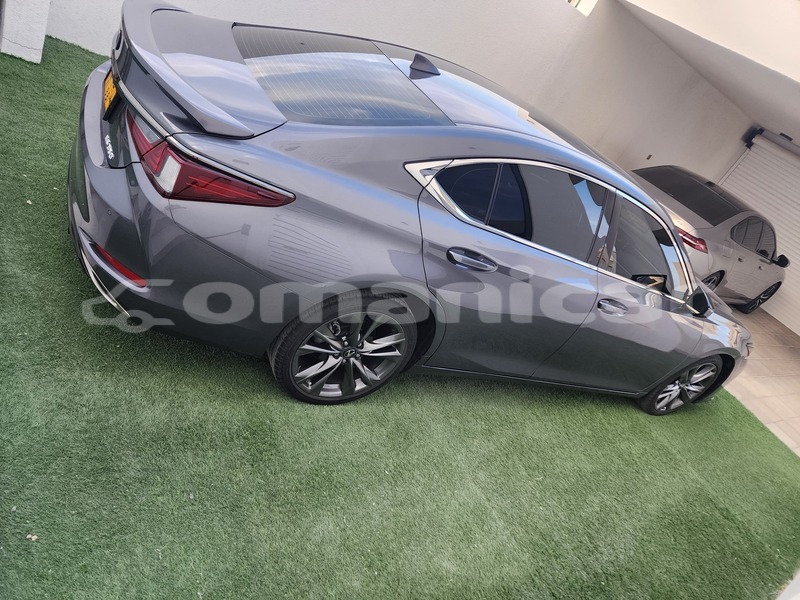 Big with watermark lexus es masqat muscat 7272