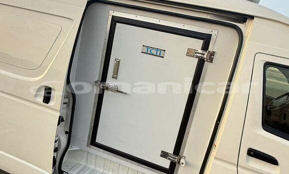 Buy Used Toyota Hiace White Car in Muscat in Masqat Buy Used Toyota Hiace White Car in Muscat in Masqat