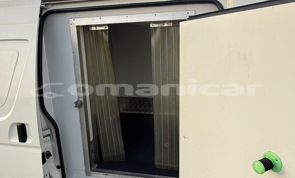 Buy Used Toyota Hiace White Car in Muscat in Masqat Buy Used Toyota Hiace White Car in Muscat in Masqat