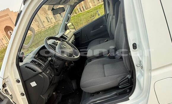 Buy Used Toyota Hiace White Car in Muscat in Masqat Buy Used Toyota Hiace White Car in Muscat in Masqat