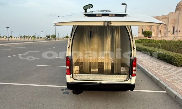 Buy Used Toyota Hiace White Car in Muscat in Masqat Buy Used Toyota Hiace White Car in Muscat in Masqat