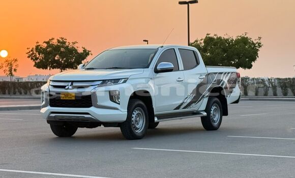 Buy Used Mitsubishi L200 White Car in Masqat in Masqat