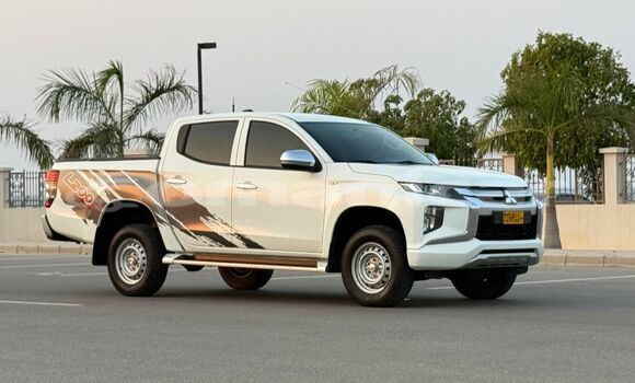 Buy Used Mitsubishi L200 White Car in Masqat in Masqat Buy Used Mitsubishi L200 White Car in Masqat in Masqat