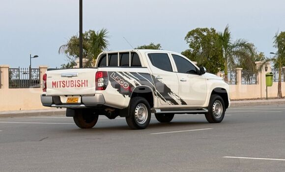Buy Used Mitsubishi L200 White Car in Masqat in Masqat Buy Used Mitsubishi L200 White Car in Masqat in Masqat