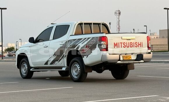 Buy Used Mitsubishi L200 White Car in Masqat in Masqat Buy Used Mitsubishi L200 White Car in Masqat in Masqat