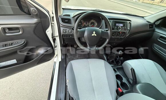 Buy Used Mitsubishi L200 White Car in Masqat in Masqat Buy Used Mitsubishi L200 White Car in Masqat in Masqat