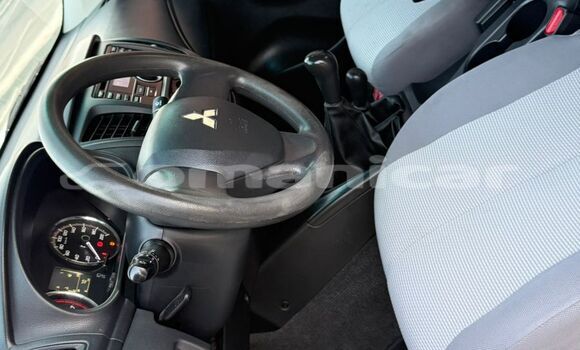 Buy Used Mitsubishi L200 White Car in Masqat in Masqat Buy Used Mitsubishi L200 White Car in Masqat in Masqat