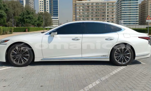 Buy Used Lexus LS White Car in Muscat in Masqat Buy Used Lexus LS White Car in Muscat in Masqat