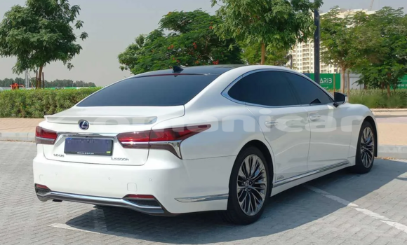 Buy Used Lexus LS White Car in Muscat in Masqat Buy Used Lexus LS White Car in Muscat in Masqat