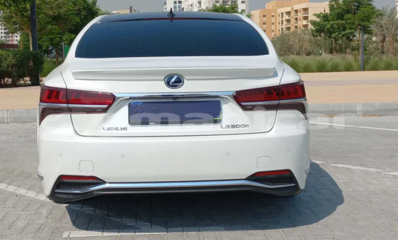 Buy Used Lexus LS White Car in Muscat in Masqat Buy Used Lexus LS White Car in Muscat in Masqat