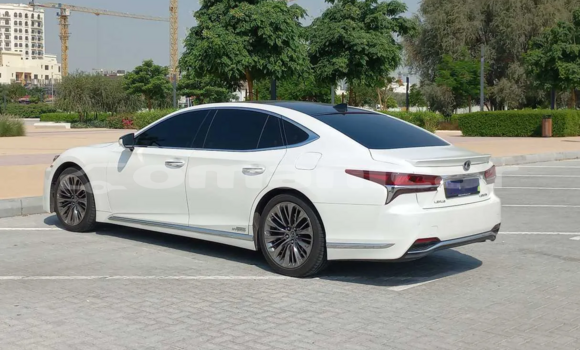 Buy Used Lexus LS White Car in Muscat in Masqat Buy Used Lexus LS White Car in Muscat in Masqat