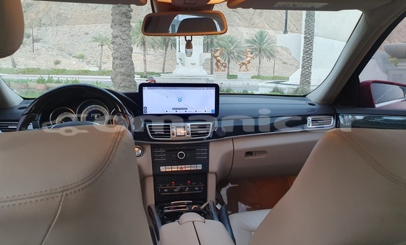 Buy Used Mercedes-Benz E–Class Red Car in Wadi Al Kabir in Masqat Buy Used Mercedes-Benz E–Class Red Car in Wadi Al Kabir in Masqat