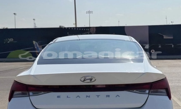 Buy Used Hyundai Elantra White Car in Azaiba in Masqat Buy Used Hyundai Elantra White Car in Azaiba in Masqat
