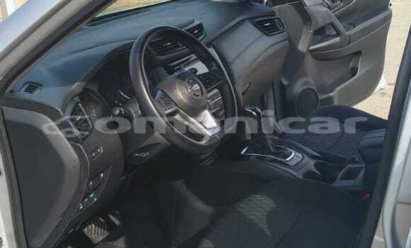 Buy Used Nissan Rogue Silver Car in al–Masna'ah in al-Batinah Buy Used Nissan Rogue Silver Car in al–Masna'ah in al-Batinah