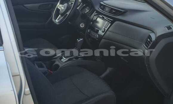 Buy Used Nissan Rogue Silver Car in al–Masna'ah in al-Batinah Buy Used Nissan Rogue Silver Car in al–Masna'ah in al-Batinah