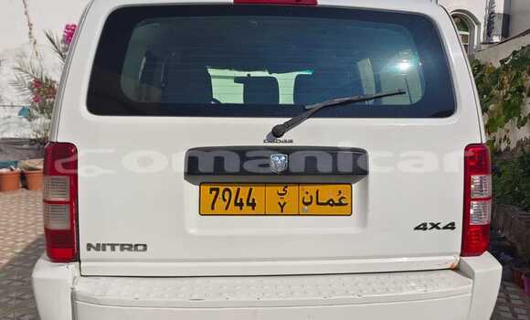 Buy Used Dodge Nitro White Car in Muscat in Masqat Buy Used Dodge Nitro White Car in Muscat in Masqat