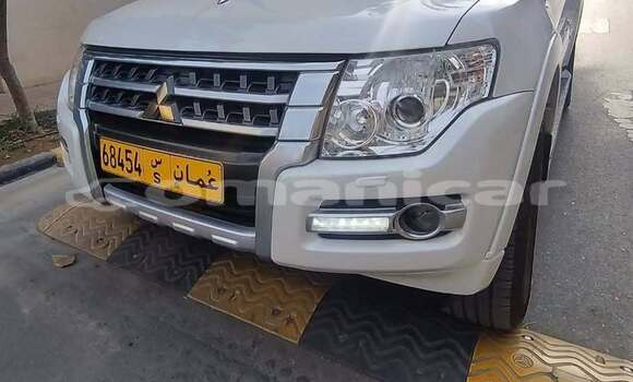 Buy Used Mitsubishi Pajero White Car in ar–Rustaq in al-Batinah Buy Used Mitsubishi Pajero White Car in ar–Rustaq in al-Batinah