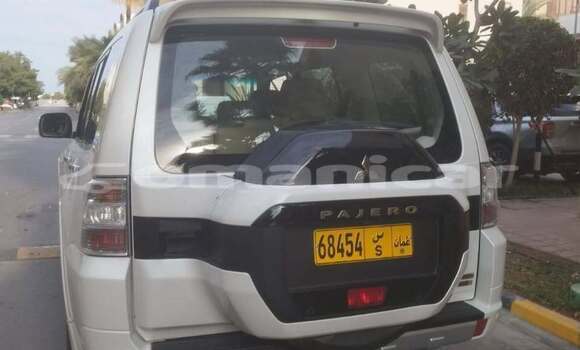 Buy Used Mitsubishi Pajero White Car in ar–Rustaq in al-Batinah Buy Used Mitsubishi Pajero White Car in ar–Rustaq in al-Batinah