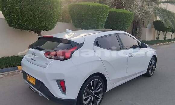 Buy Used Hyundai Veloster White Car in al–Masna'ah in al-Batinah Buy Used Hyundai Veloster White Car in al–Masna'ah in al-Batinah