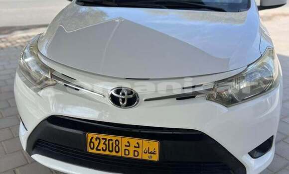 Buy Used Toyota Yaris White Car in al–Masna'ah in al-Batinah