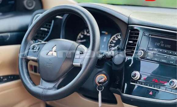 Buy Used Mitsubishi Outlander White Car in al–Masna'ah in al-Batinah