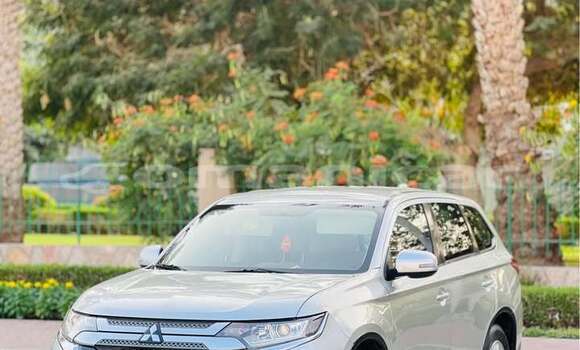 Buy Used Mitsubishi Outlander White Car in al–Masna'ah in al-Batinah Buy Used Mitsubishi Outlander White Car in al–Masna'ah in al-Batinah