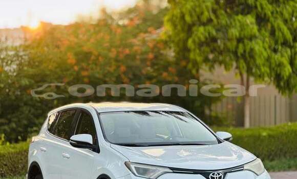 Buy Used Toyota RAV4 White Car in al–Masna'ah in al-Batinah