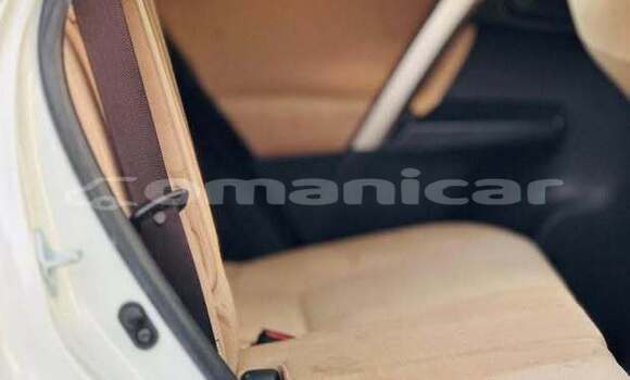 Buy Used Toyota RAV4 White Car in al–Masna'ah in al-Batinah Buy Used Toyota RAV4 White Car in al–Masna'ah in al-Batinah