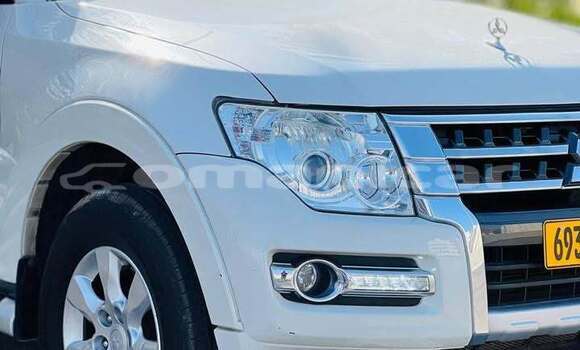 Buy Used Mitsubishi Pajero White Car in Azaiba in Masqat Buy Used Mitsubishi Pajero White Car in Azaiba in Masqat