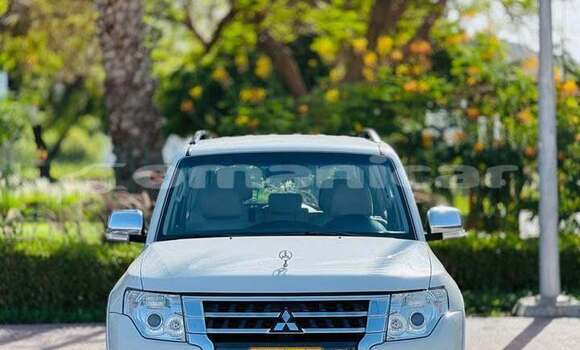 Buy Used Mitsubishi Pajero White Car in Azaiba in Masqat Buy Used Mitsubishi Pajero White Car in Azaiba in Masqat