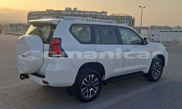 Buy Used Toyota Prado White Car in Muscat in Masqat Buy Used Toyota Prado White Car in Muscat in Masqat
