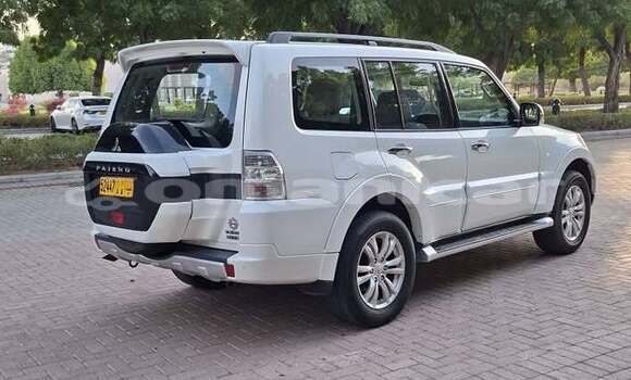 Buy Used Mitsubishi Pajero White Car in Muscat in Masqat Buy Used Mitsubishi Pajero White Car in Muscat in Masqat