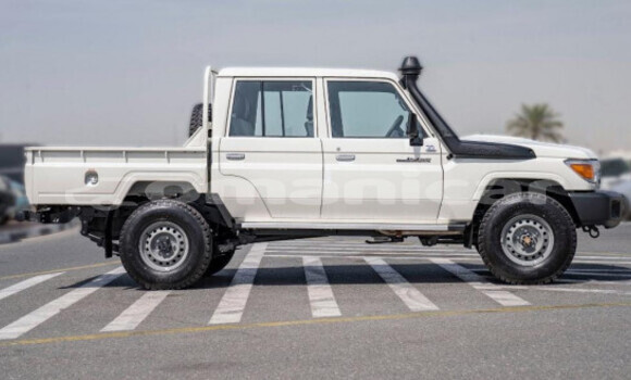 Buy Used Toyota Land Cruiser White Car in Muscat in Masqat