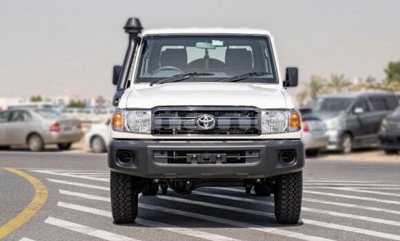 Buy Used Toyota Land Cruiser White Car in Muscat in Masqat Buy Used Toyota Land Cruiser White Car in Muscat in Masqat